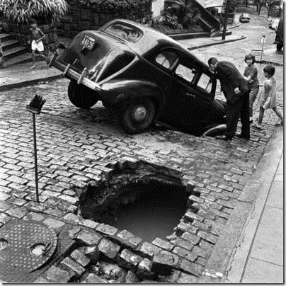 Carro cai em buraco nas ruas do Rio na década de 50 ou 60
