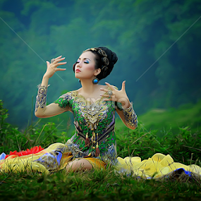 jhkgmhghj by Omen egp II - People Portraits of Women