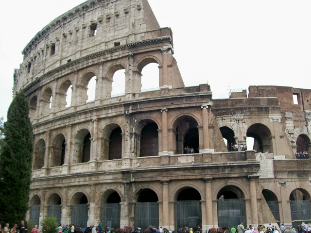 [Colosseum exterior - closer view[2].jpg]
