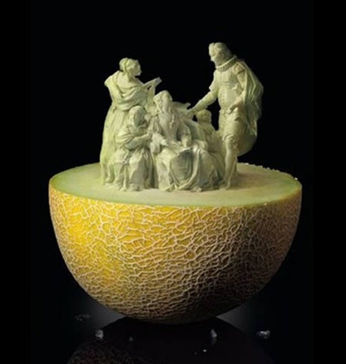 Esculturas feitas usando legumes e frutas