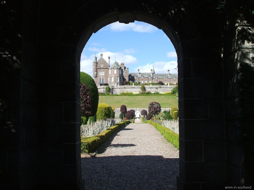 [Drummond Castle and Gardens[5].jpg]