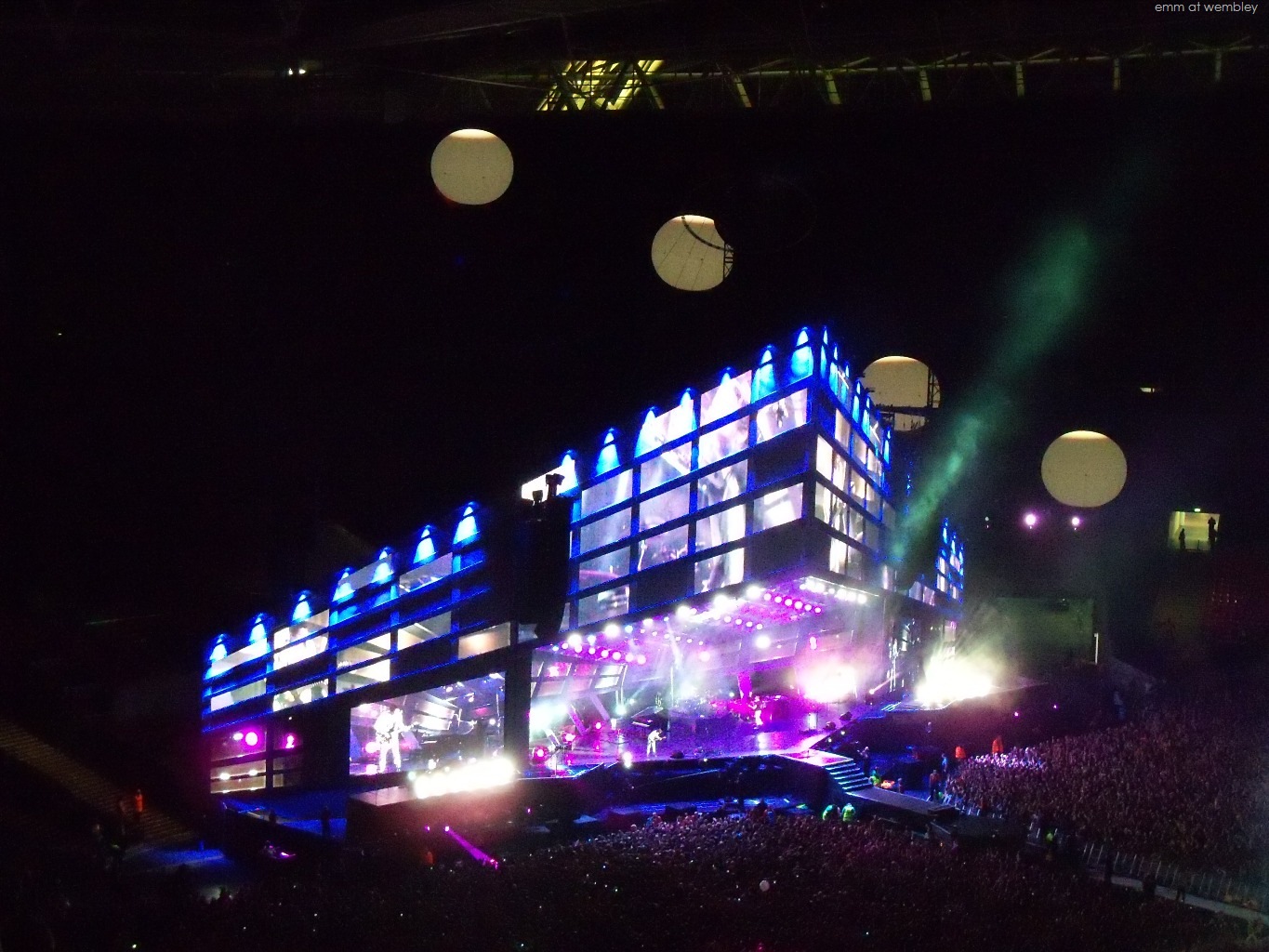 [Muse at Wembley (September 11 2010) 02[2].jpg]