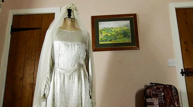 [May-3-2010-Mary-Wedding-Dress[3].jpg]