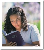 jovem lendo bíblia