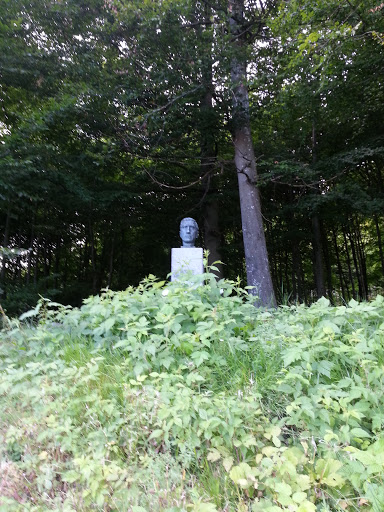Gunnar Reiss-Andersen Statue