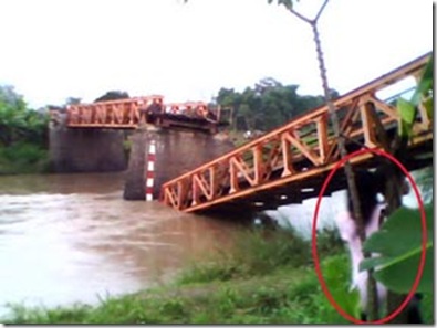 Foto-Kuntilanak-di-Bawah-Jembatan-Nganjuk