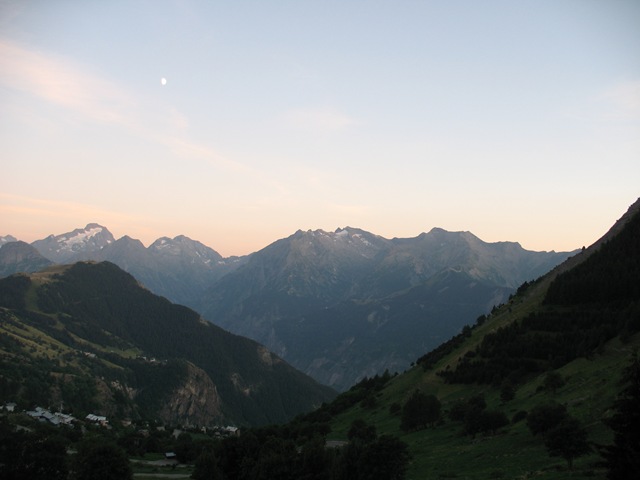 [01 - View from Alpe D'Huez[3].jpg]