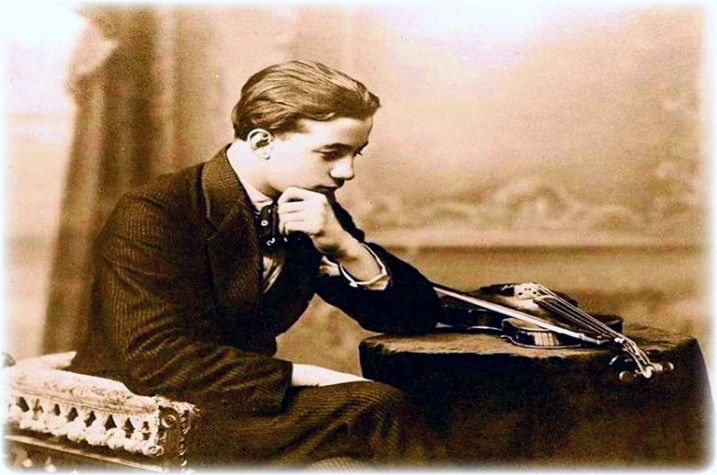 Νικος-Σκαλκωτας-1904-1949.Τα πρώτα μουσικά μαθήματα τα πήρε στη Χαλκίδα σε ηλικία 5 ετών. Στα 1914 γράφεται στο Ωδείο Αθηνών και σπουδάζει βιολί