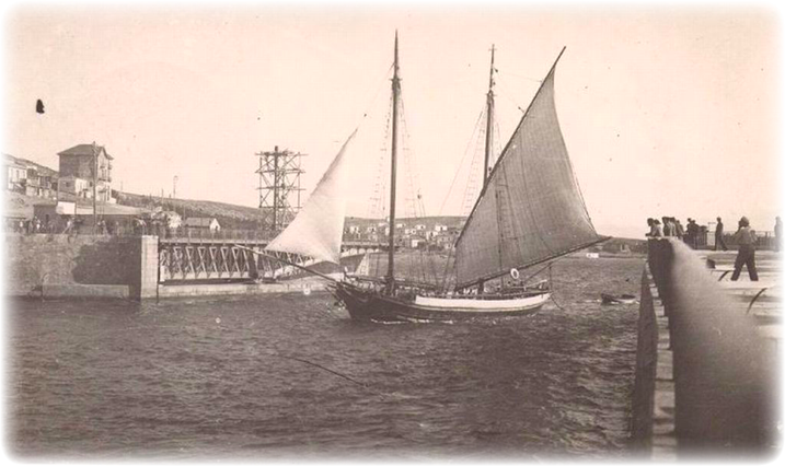1926-Πορθμός του Ευρίπου -ψαροκάικα ιστιοφόρα__1926-Strait of Euripos-sailing boats