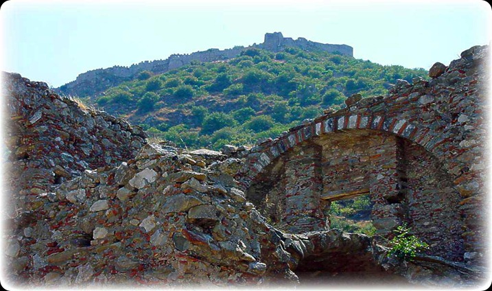 Πελοπόννησος - Λακωνία - Δήμος Μυστρά Κάστρο του Μυστρά. Ο Μυστράς ήταν Βυζαντινή πολιτεία της Πελοποννήσου και απέχει έξι χιλιόμετρα ΒΔ της Σπάρτης. Σήμερα είναι ερειπωμένος και αποτελεί πολύτιμη πηγή για τη γνώση της ιστορίας, της τέχνης και του πολιτισμού των δύο τελευταίων αιώνων του Βυζαντίου. Η ιστορία "της νεκρής πολιτείας" σήμερα του Μυστρά αρχίζει από τα μέσα του 13ου αιώνα όταν συμπληρώθηκε η κατάκτηση της Πελοποννήσου απο τους Φράγκους. Το 1249 ο Γουλιέλμος Β' Βιλλαρδουίνος έκτισε το κάστρο του στην ανατολική πλευρά του Ταϋγέτου, στην κορυφή ενός υψώματος με απότομη και κωνοειδή μορφή που λεγόταν Μυστράς ή Μυζυθράς λόγω του σχήματός του ή εκ του ονόματος του παλαιότερου ιδιοκτήτη που λεγόταν Μυζηθράς.