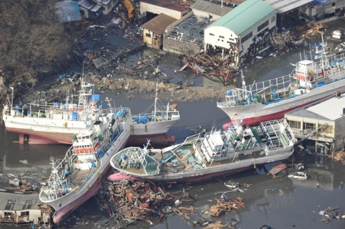 [W500px_1203-japan-earthquake-damaged-boats[3].jpg]