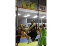 Liga Bumiputera's Hj Md Rahmat going for a layup yesterday. Picture: BT/Yee Chun LeongHj Md Rahmat Hj Suhaili (C) of Liga Bumiputera goes for a layup in their Group B match against Palm Cafe in the 2nd Queenielin's Cup last night at the Brunei Basketball Association court in Batu Bersurat. Picture: BT/Yee Chun Leong 