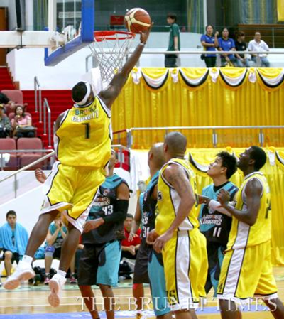 Chris Garnett going for a dunk during yesterday's game. Garnett powered the Barracudas to the victory with a monstrous game high 34 points and hauled down 11 rebounds for a double-double. Picture: BT/ Yusri Adanan 