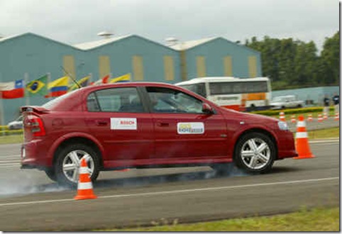 TESTES S11 SP 28-04-05 J CARRO JT 
 testes com sistemas de freios ABS da Bosch. Na foto, um Chevrolet Astra. FOTO Divulgacao. 