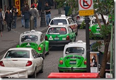 Taxis verts de modèle coccinelle Volkswagen, dans un embouteilla