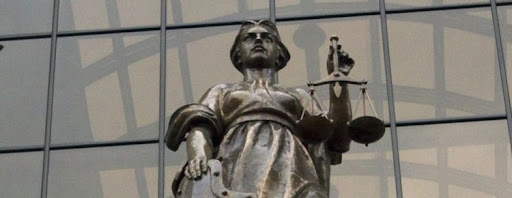 Фемида без повязки на глазах — символ российского правосудия. Скульптура у здания Верховного суда РФ