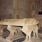 36 Primer sepulvro Sepulcro_de_Santo_Domingo.jpg