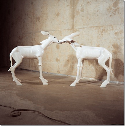 Kim Simonsson
Kaksi peuraa/Two Deers
2004
keramiikka, lasi
220 x 35 x 100 cm
valokuva: Christopher Martin