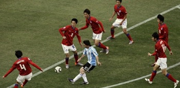 messi-e-marcado-por-seis-sul-coreanos-durante-jogo-de-copa-do-mundo-1276809033384_615x300