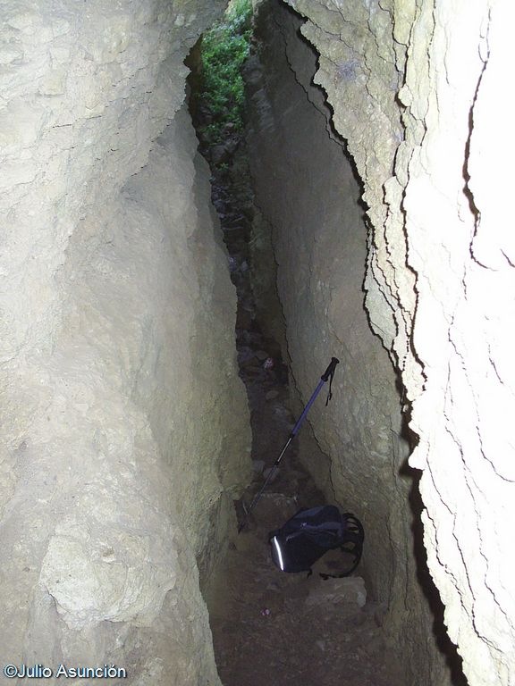 [Interior de la cueva[1].jpg]