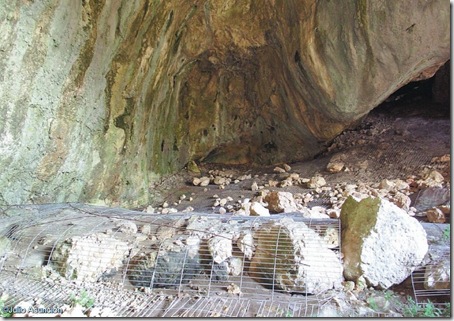 Muro de piedras en la Cova de Dalt