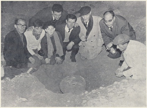 [Histórica foto del descubrimiento del tesoro. Soler es el tercero por la derecha..jpg]
