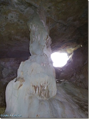 Pilar estalagmítico en el interior de la cueva - Agres