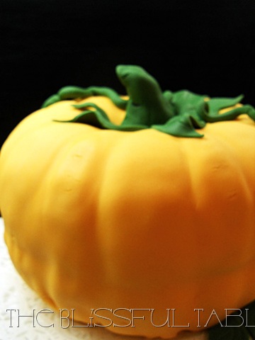 [pumpkin spice cake with fondant 028a[9].jpg]