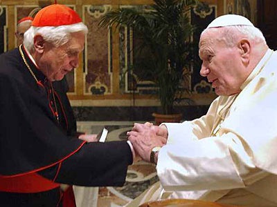 [Cardenal Ratzinger con Juan Pablo II[5].jpg]