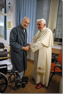 El Papa visita al Cardenal Etchegaray