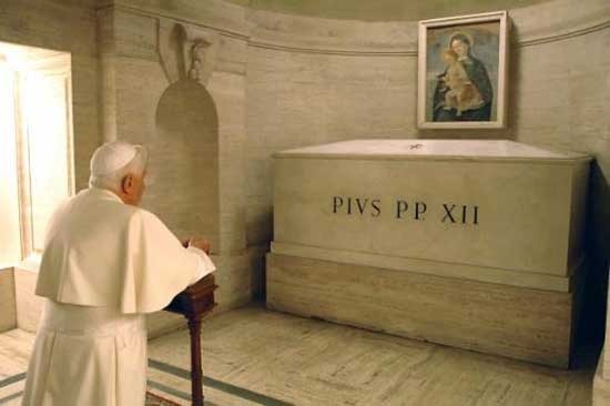 [Grottoes-Pius XII tomb-Benedict XVI[3].jpg]