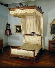 Ledikant van eikenhout, met hemel en losse gordijnen