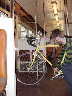 Jefe dismantling his bike on the shuttle to St. Pierre des Corps