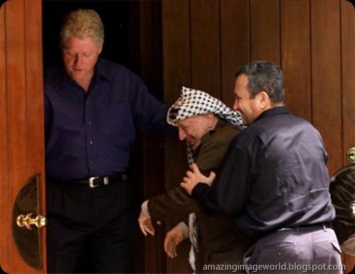 Ehud Barak jokingly pushes Yasser Arafat001