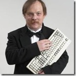 Foto de Eric S. Raymond segurando um teclado
