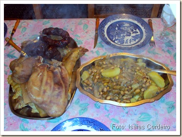 Sabor incomparavel do almoço de Carnaval: “Vagens secas, batatas, bulhos, pés do porco, rabo e orelha regados á farta de azeite e vinho da terra. Um raro prazer rico de aromas e sabores que pode ser apreciado nas casas de Castelo Branco nesta data. Sabor incomparavel do almoço de Carnaval: “Vagens secas, batatas, bulhos, pés do porco, rabo e orelha regados á farta de azeite e vinho da terra. Um raro prazer rico de aromas e sabores que pode ser apreciado nas casas de Castelo Branco nesta data.