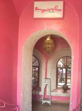 Os tons rosa do buganivilia foram mantidos e deram o lugar com um ar de misterio e romance, com uma sensação de estar em um cenário de filme 