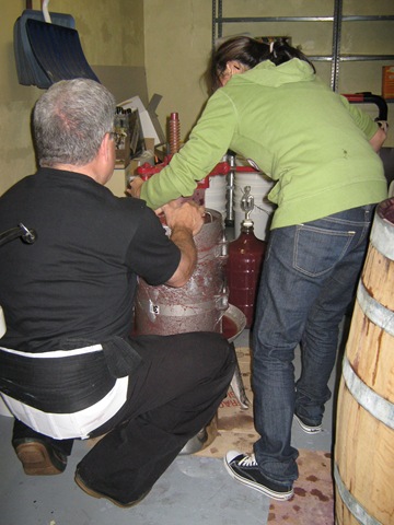 [Wine making DiDario 10.09 008[3].jpg]