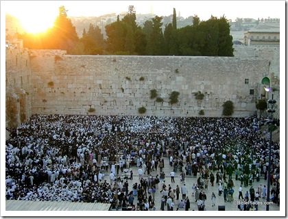 Crowds at Western Wall on Shavuot, tb060900804