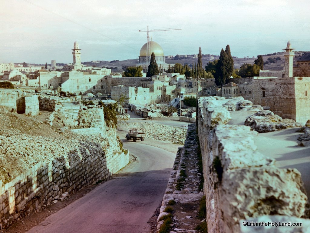 [Old City southern wall with Dome of the Rock, db6401192102[4].jpg]