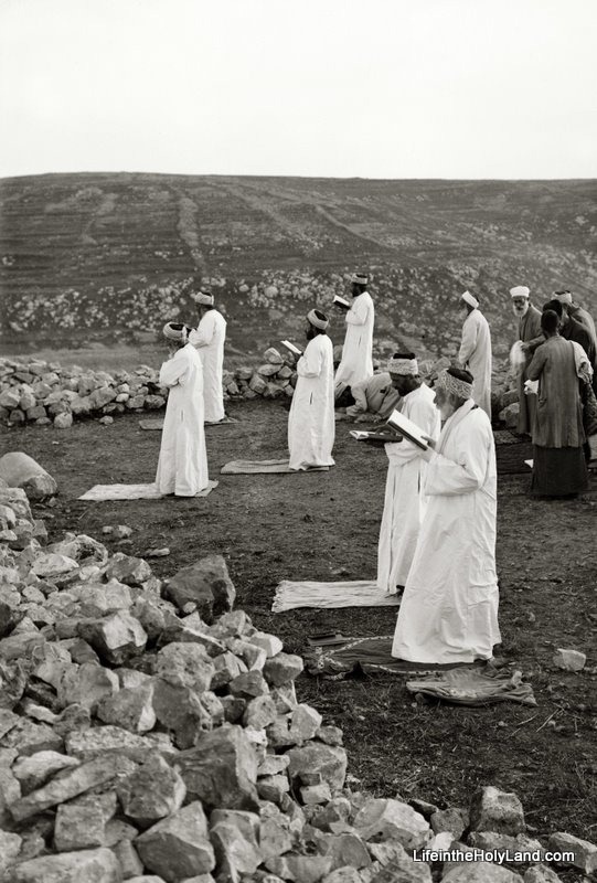 [Samaritan Passover, praying standing, mat01846[6].jpg]