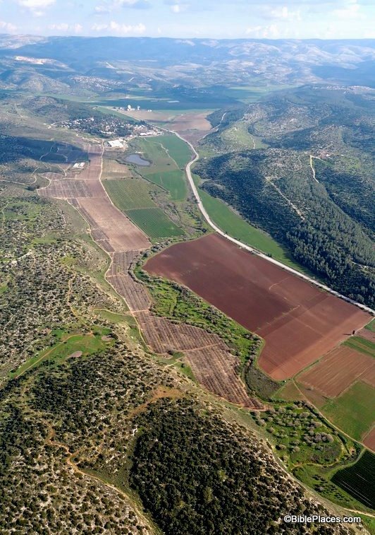 [Elah Valley aerial from west, tb011606778[4].jpg]
