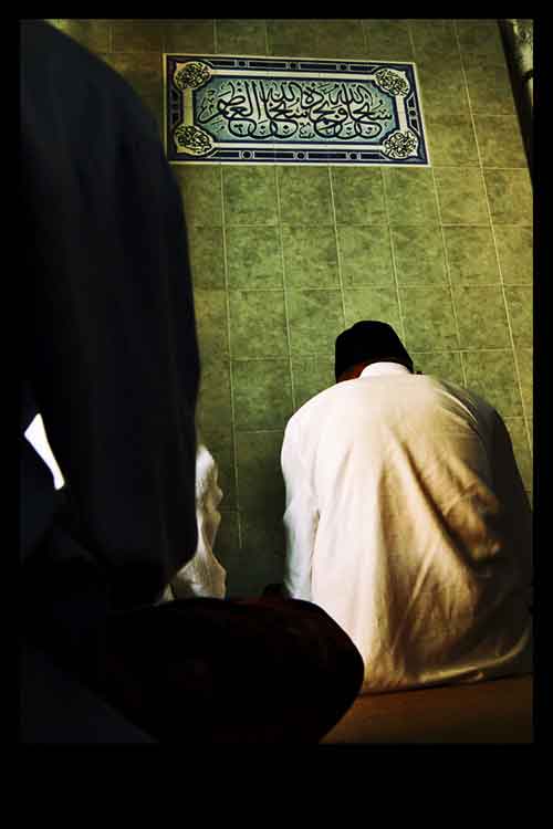 praying_to_Allah_by_mickoho Только для мусульман! Срочно!