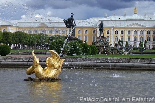 800px-Petershof_Bolshoy_Palace_2005