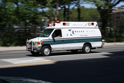 Uma ambulância a abrir em Hell's Kitchen, Manhattan