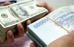 Hai bài báo nói về việc tăng tỷ giá đô la