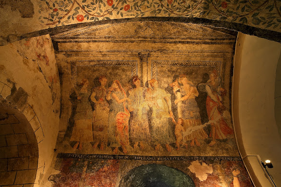 Església romànica de Santa Eulàlia d'Unha. Pintures murals de finals de segle XVI o principis del XVII, i en elles es representen les set virtuts teològiques i cardinals, representades per personatges femenins i en estil clàssic. Les pintures s'ubiquen en el primer tram de la volta de la paret sud lateral de l'església.Naut Aran, Val d'Aran, Lleida