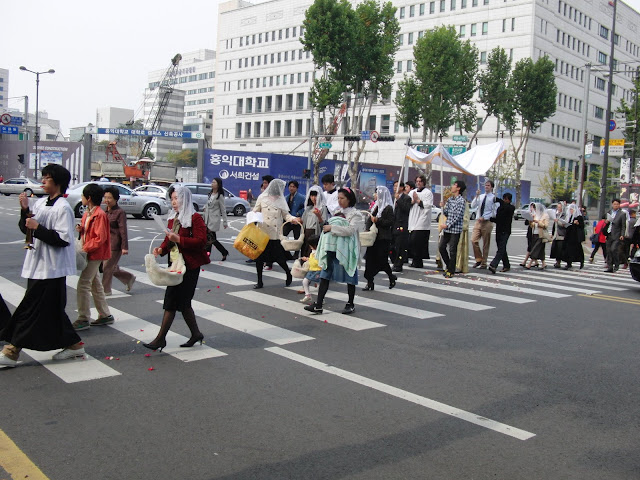 聖ピオ十世会韓国、ソウルにて、2009年10月25日の王たるキリストの祝日の聖体行列