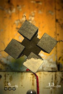 觸碰到漆彈時會濺散出一大片顏料