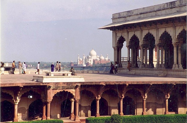 [Red Fort and Taj Mahal in background[3].jpg]
